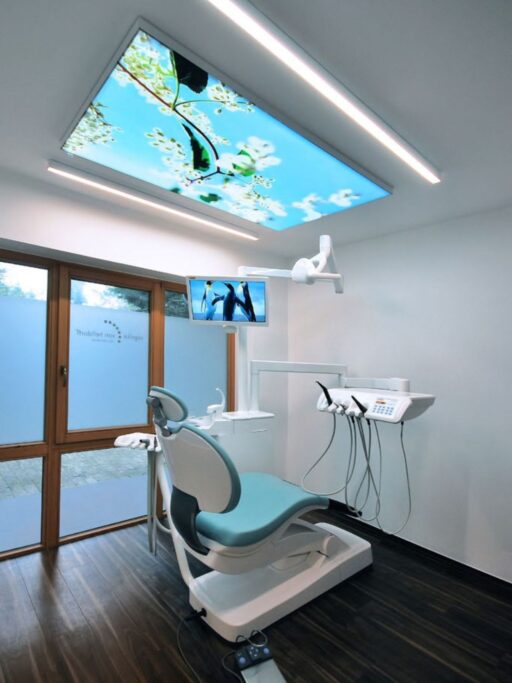 Ceiling-mounted full spectrum led luminaires for dental care