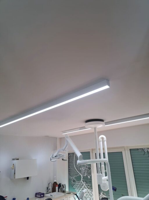 Ceiling-mounted full spectrum led luminaires for dental care